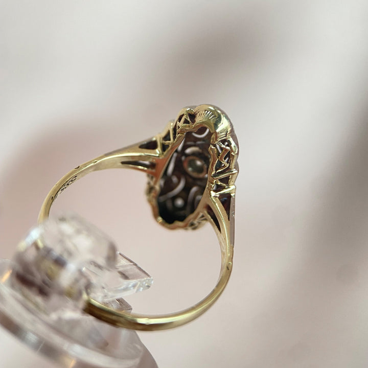Seitenansicht des Rings aus Gelbgold 585 mit Vintage-Diamanten, zeigt Ringschiene und Metallstruktur
