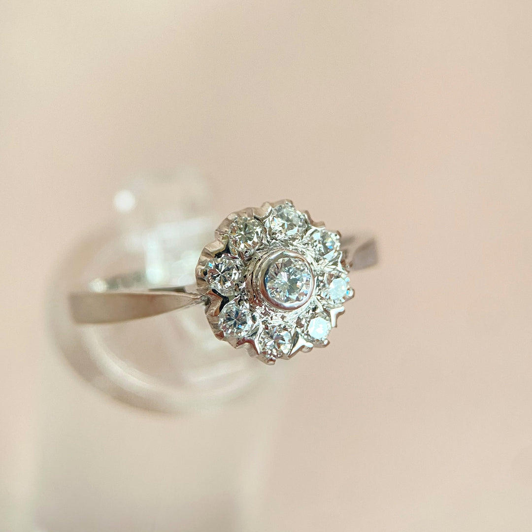 Nahaufnahme weiterer Diamanten im Weißgoldring, Lichtreflexe auf Edelsteinen und edle Goldoberfläche betont