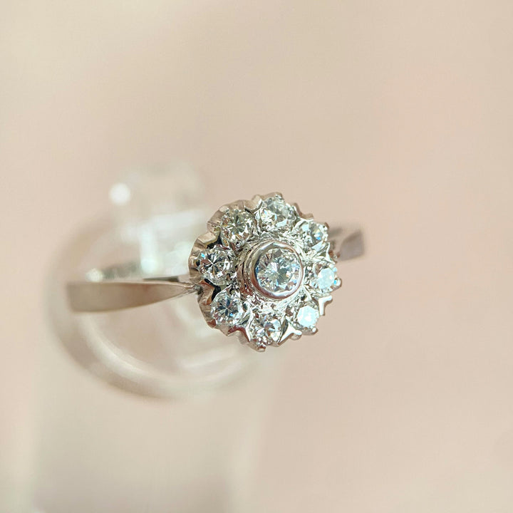 Nahaufnahme weiterer Diamanten im Weißgoldring, Lichtreflexe auf Edelsteinen und edle Goldoberfläche betont