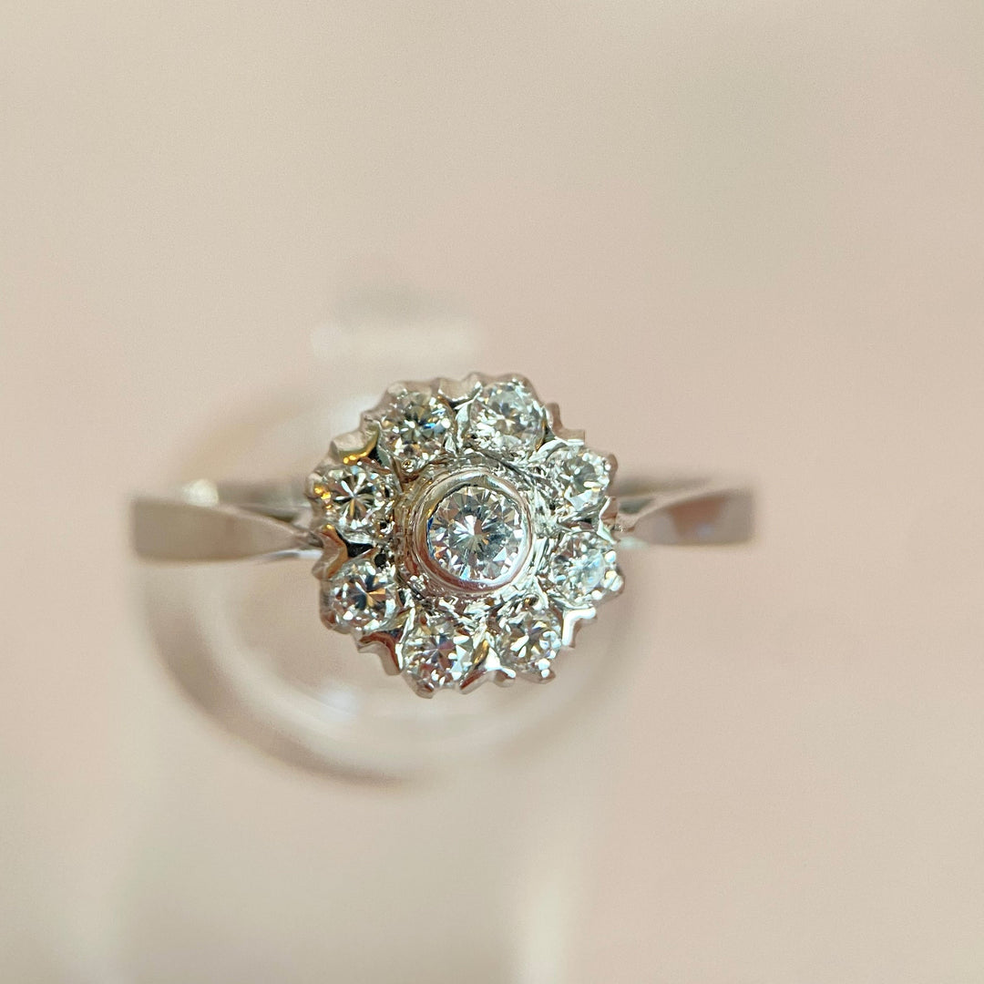 Detailaufnahme der funkelnden Brillanten im Weißgoldring, konzentriert auf klare Facetten und präzise Fassung