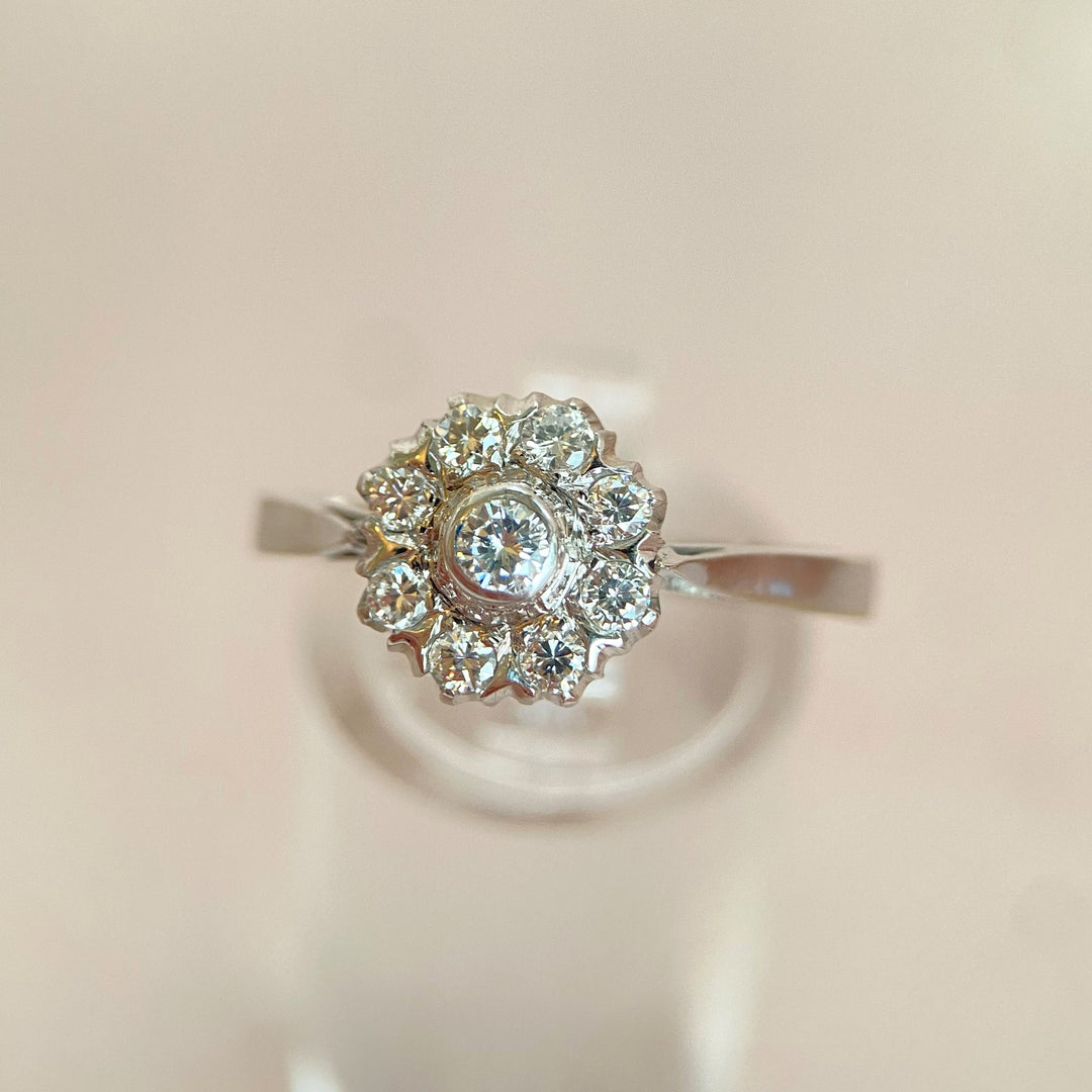 Weißgoldener Diamant‑Ring 585 aus dem späten 20. Jahrhundert mit neun Brillanten im modernen Schliff in Kasten‑ und Körnerfassungen, klassisches „Schneegestöber“‑Design