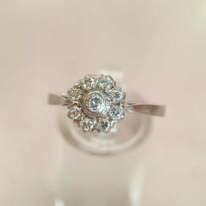 Weißgoldener Diamant‑Ring 585 aus dem späten 20. Jahrhundert mit neun Brillanten im modernen Schliff in Kasten‑ und Körnerfassungen, klassisches „Schneegestöber“‑Design
