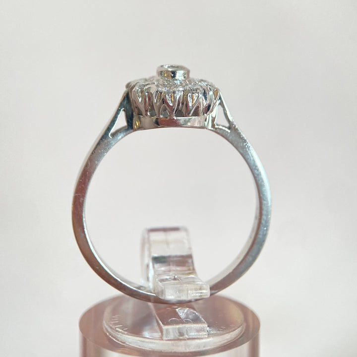 Seitenansicht des Rings mit Diamanten, zeigt Ringschiene, Profil und hochwertige Weißgoldarbeit