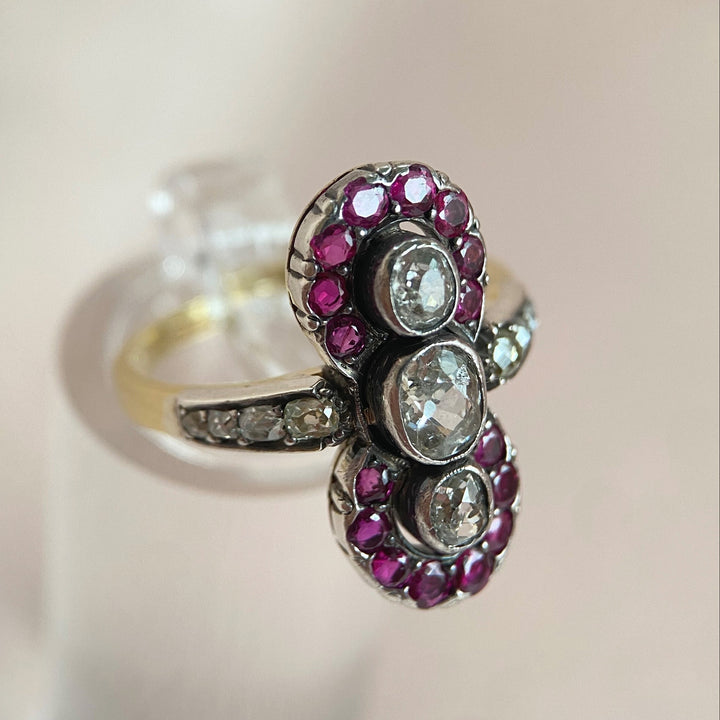 Makroaufnahme der Rubine im Rundschliff und Diamanten im antiken Schmuckring, Farbe und Brillanz im Fokus