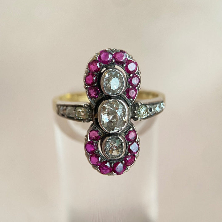 Antiker Gelbgoldring mit mehreren Rubinen und Brillanten im historischen Design, detailreiche Edelsteinkomposition aus dem späten 19. Jahrhundert