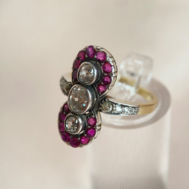 Seitenansicht des antiken Diamant‑Rubin‑Rings aus Gelbgold, zeigt Ringschiene und harmonisches Schmuckdesign