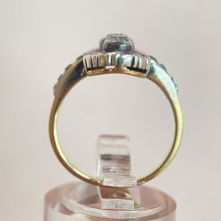 Seitenansicht des antiken Diamant‑Rubin‑Rings aus Gelbgold, zeigt Ringschiene und harmonisches Schmuckdesign