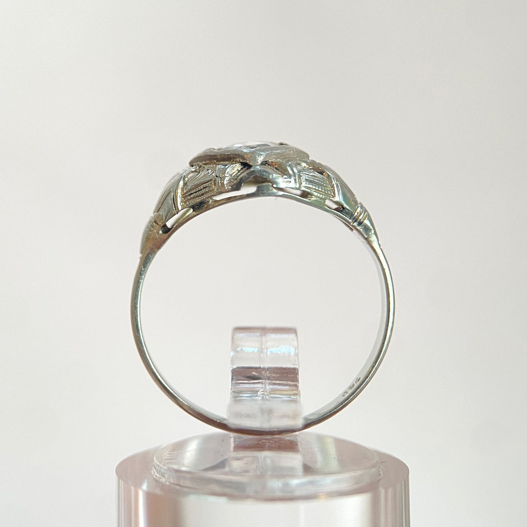 Seitenansicht des romantischen Weißgoldrings mit Diamant, zeigt Ringschiene, Profil und klassische Vintage-Fassung