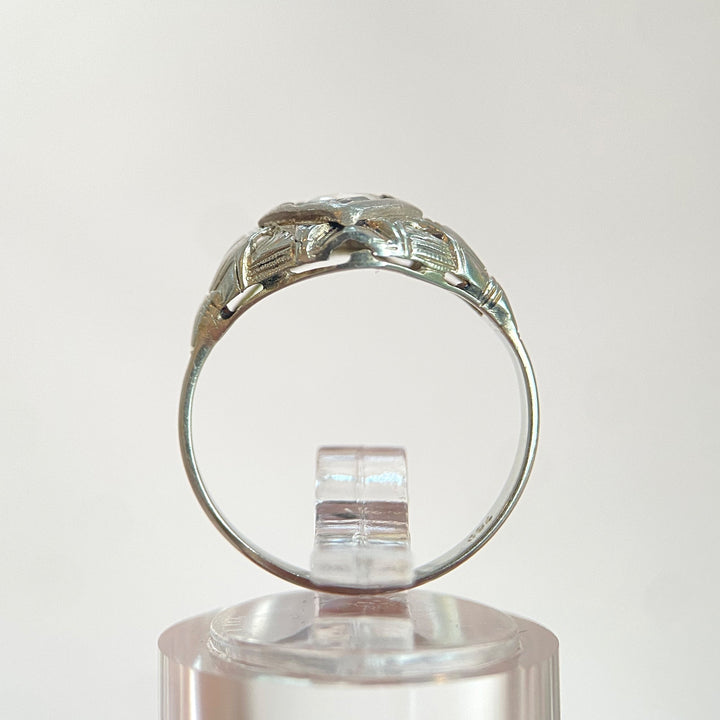 Seitenansicht des romantischen Weißgoldrings mit Diamant, zeigt Ringschiene, Profil und klassische Vintage-Fassung