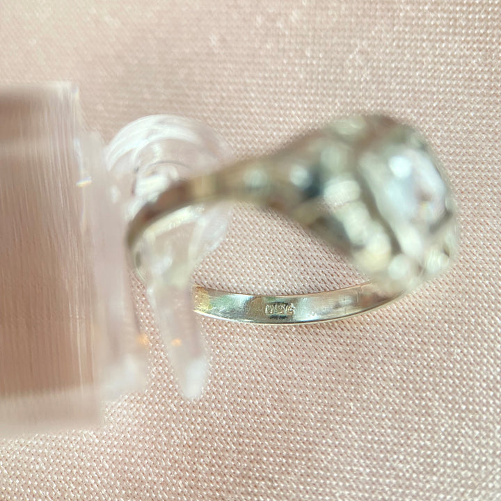 Detailaufnahme der Punzierungen und Goldstempel im Inneren des Vintage-Weißgoldrings, zeigt 750-Feingehalt und authentische Schmuckkennzeichnung