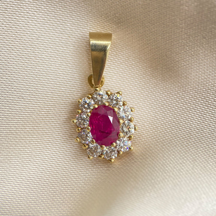 Detailansicht des zentralen Rubins mit intensiver roter Farbe und umlaufendem Brillantbesatz.