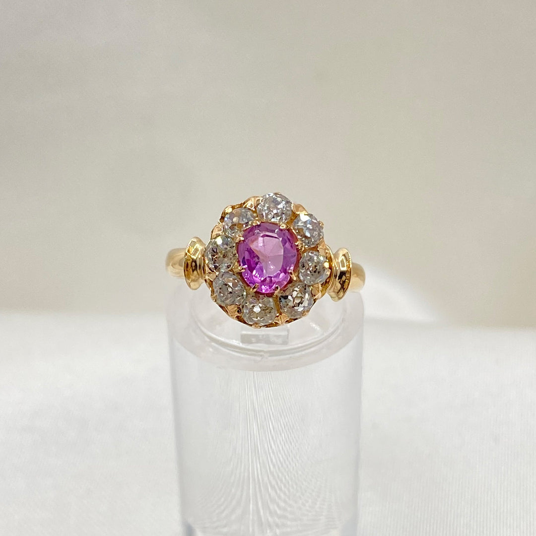 Antiker Ring aus 585er Gelbgold mit rosa Saphir im Ovalschliff und acht Diamanten im historischen Altschliff.