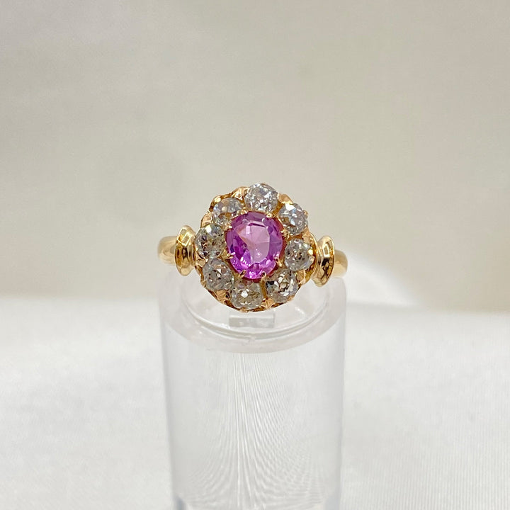 Antiker Ring aus 585er Gelbgold mit rosa Saphir im Ovalschliff und acht Diamanten im historischen Altschliff.