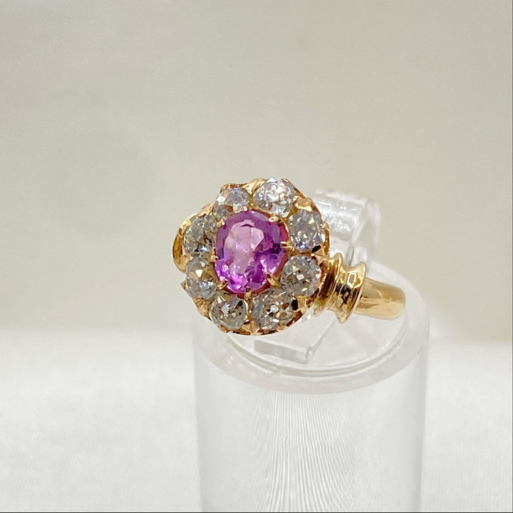 Linke Seitenansicht des antiken Rings mit traditioneller Krappenfassung und fein gearbeiteter Ringschiene.