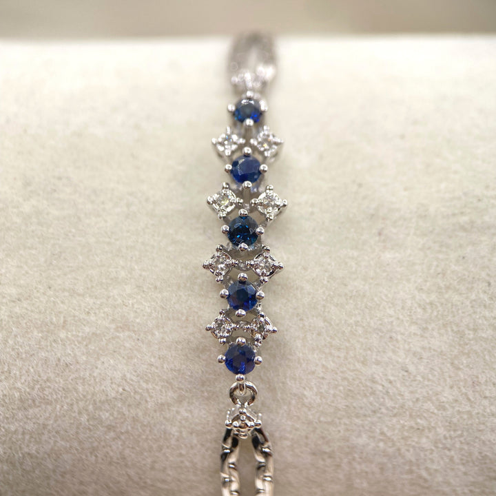 Detailaufnahme Edelsteine – Nahaufnahme der blauen Saphire und Achtkantdiamanten, die Farbe, Brillanz und Fassungsqualität sichtbar macht.