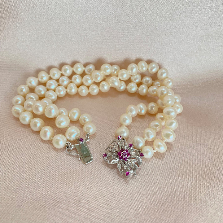 Detailansicht der gleichmäßig angeordneten Süßwasser-Zuchtperlen mit sanftem Lüster.