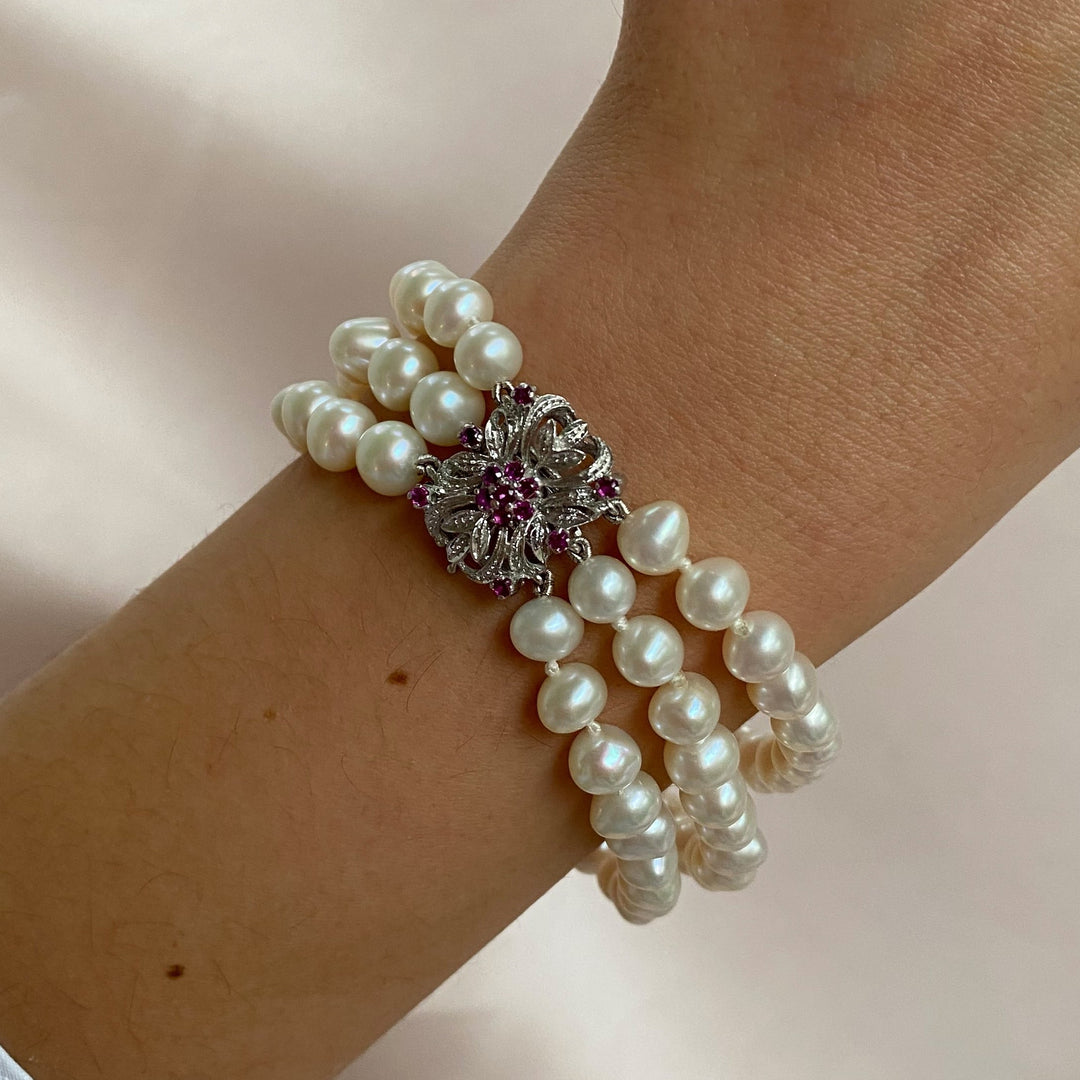 Getragenes Weißgoldarmband mit Perlen und Saphiren – elegante Linienführung und harmonische Wirkung am Handgelenk.