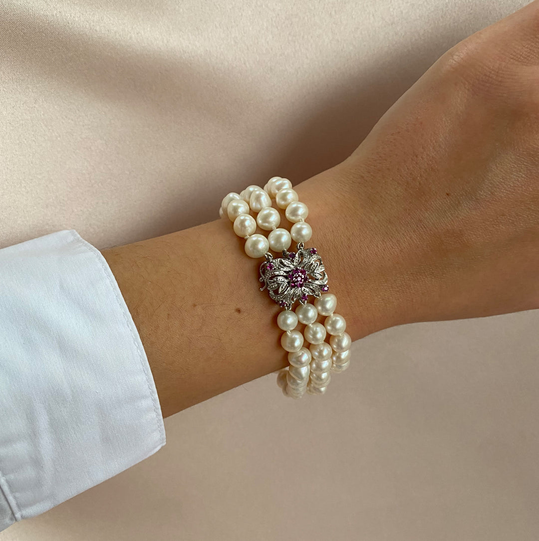 Zweites Tragefoto des Weißgoldarmbands mit Perlen und Saphiren – elegante Wirkung und ausgewogener Sitz am Handgelenk aus anderer Perspektive.