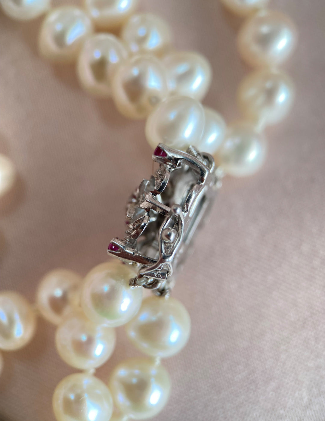 Detailansicht der gleichmäßig angeordneten Süßwasser-Zuchtperlen mit sanftem Lüster.