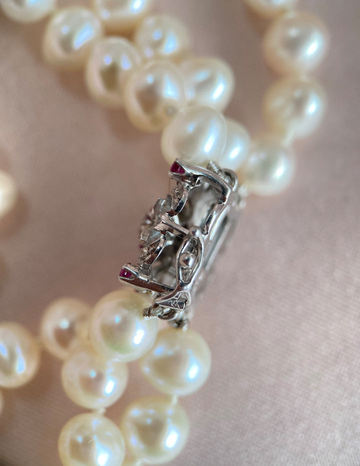 Detailansicht der gleichmäßig angeordneten Süßwasser-Zuchtperlen mit sanftem Lüster.