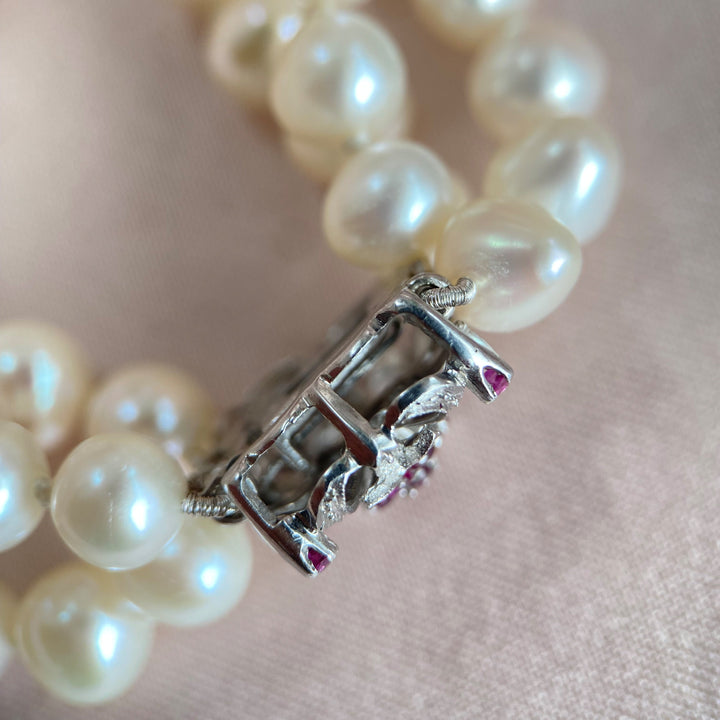 Detailansicht der gleichmäßig angeordneten Süßwasser-Zuchtperlen mit sanftem Lüster.