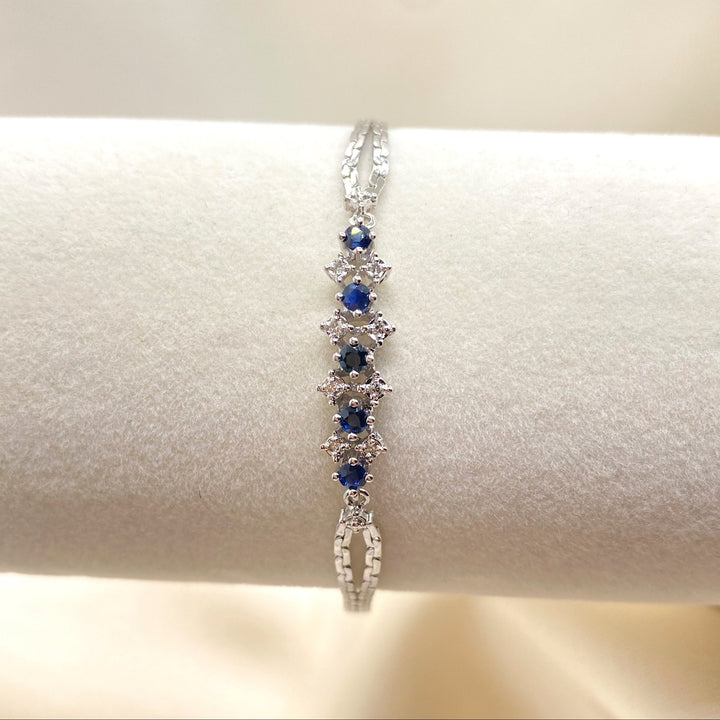 Profil stehend – Profilansicht der stehenden Armkette, die die Höhe der Fassungen und die edle Gliederung der Kette zeigt.