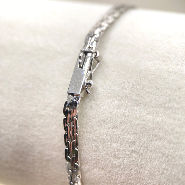 Detailaufnahme der Schließe des Weißgoldarmbands aus 585er Gold, mit feiner Verarbeitung, sicherem Verschlussmechanismus und harmonischer Integration in die Kettenglieder.