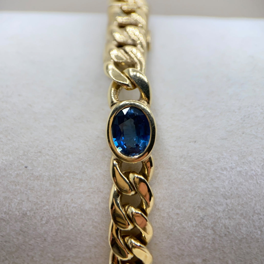 Detailaufnahme Saphire – Nahaufnahme der fünf facettierten blauen Saphire mit sichtbaren Anzeichen einer Erhitzung.