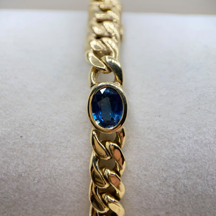 Detailaufnahme Saphire – Nahaufnahme der fünf facettierten blauen Saphire mit sichtbaren Anzeichen einer Erhitzung.