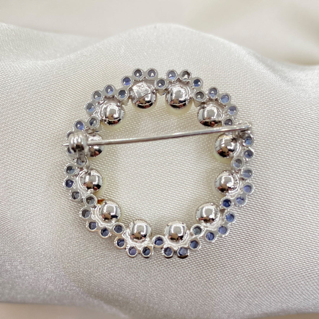 Rückseite der eleganten Weißgold-Brosche mit österreichischer Importpunze aus dem Zeitraum 1967–2001.