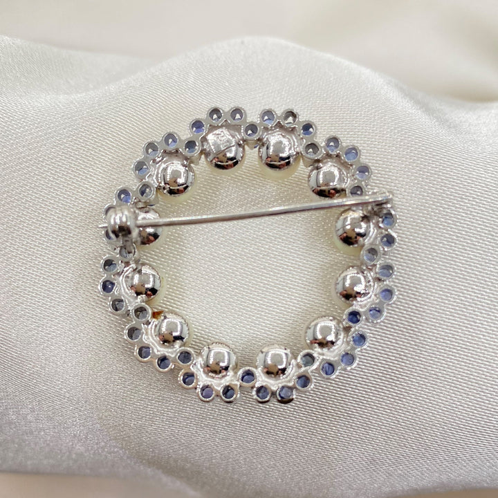 Rückseite der eleganten Weißgold-Brosche mit österreichischer Importpunze aus dem Zeitraum 1967–2001.