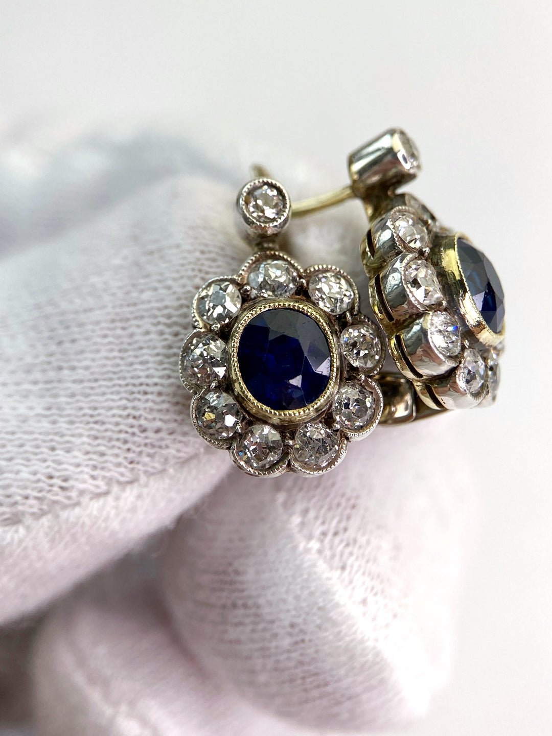 Ohringe mit Saphiren (zusammen 2,1 ct) und Diamanten (zusammen ca 1,8 ct): "Doublettenglück"