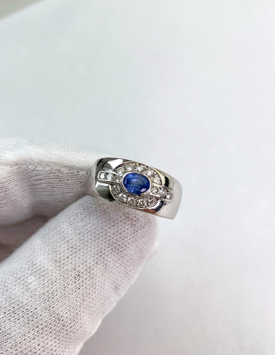 White gold ring with sapphire and diamonds: "Majestic Song"