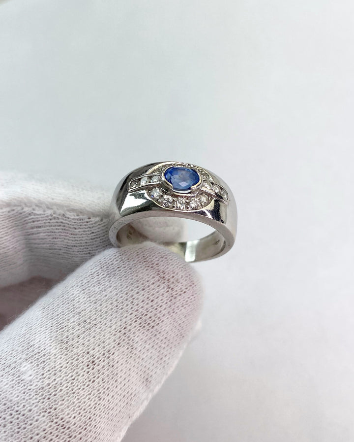 White gold ring with sapphire and diamonds: "Majestic Song"