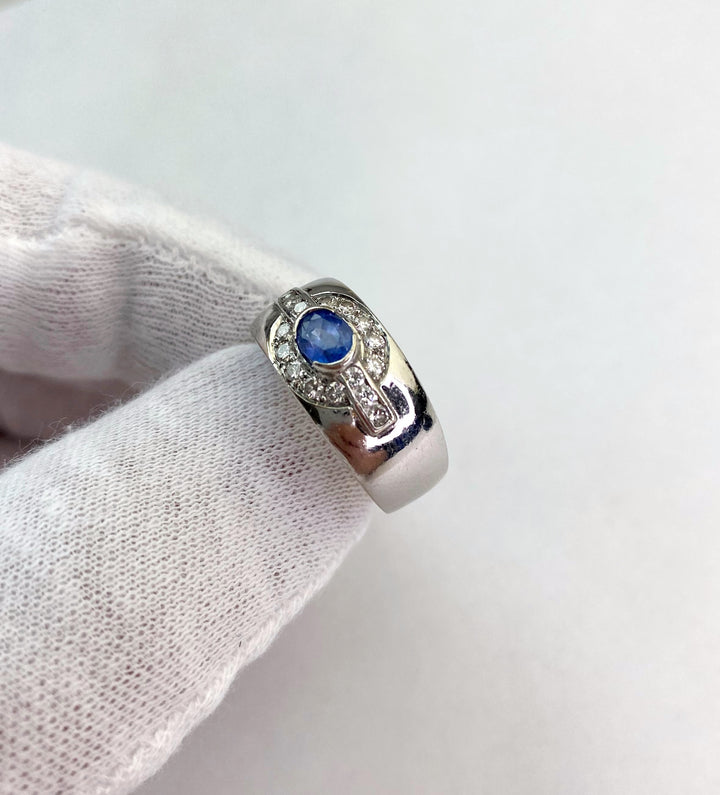 White gold ring with sapphire and diamonds: "Majestic Song"