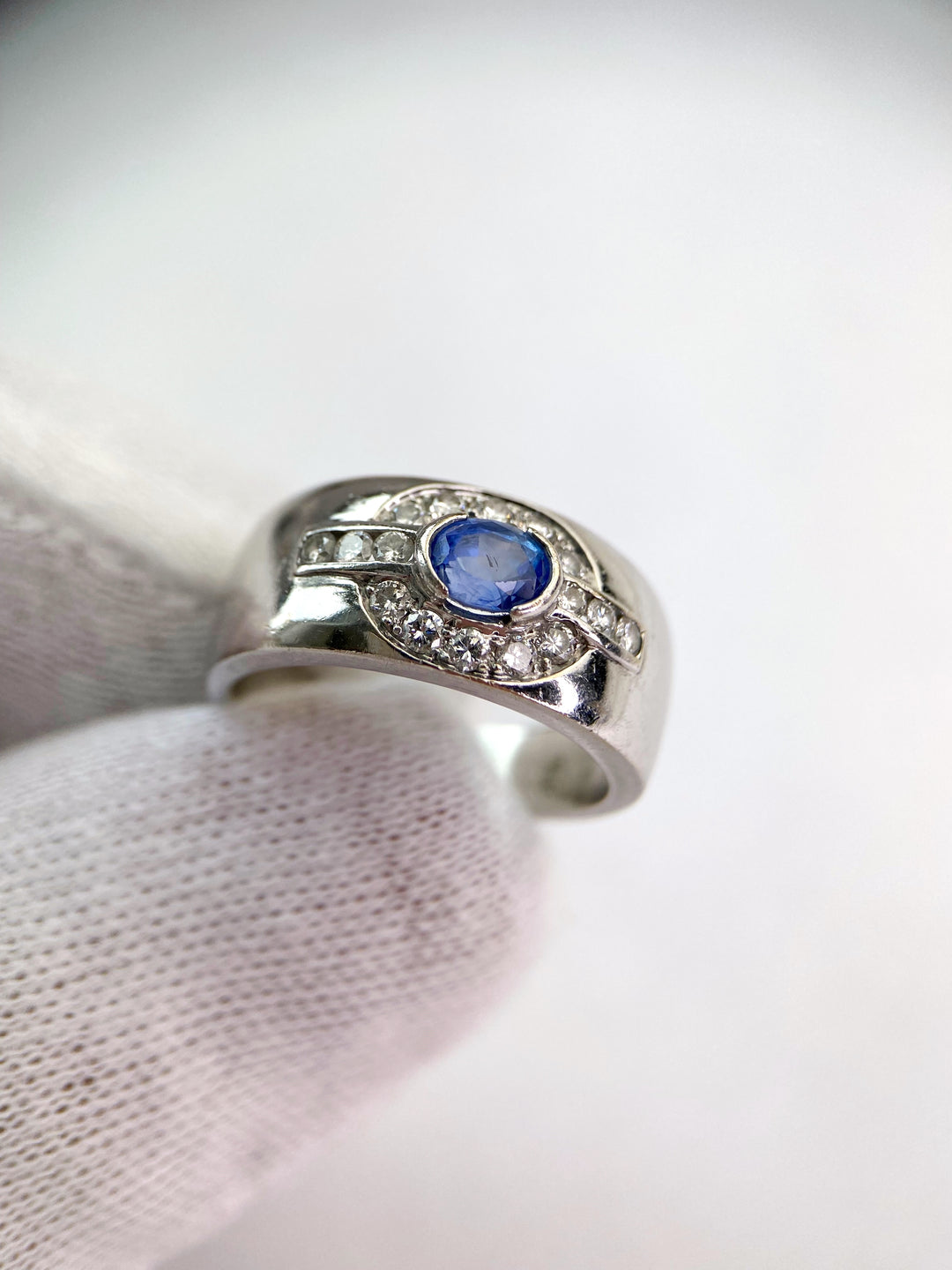 White gold ring with sapphire and diamonds: "Majestic Song"
