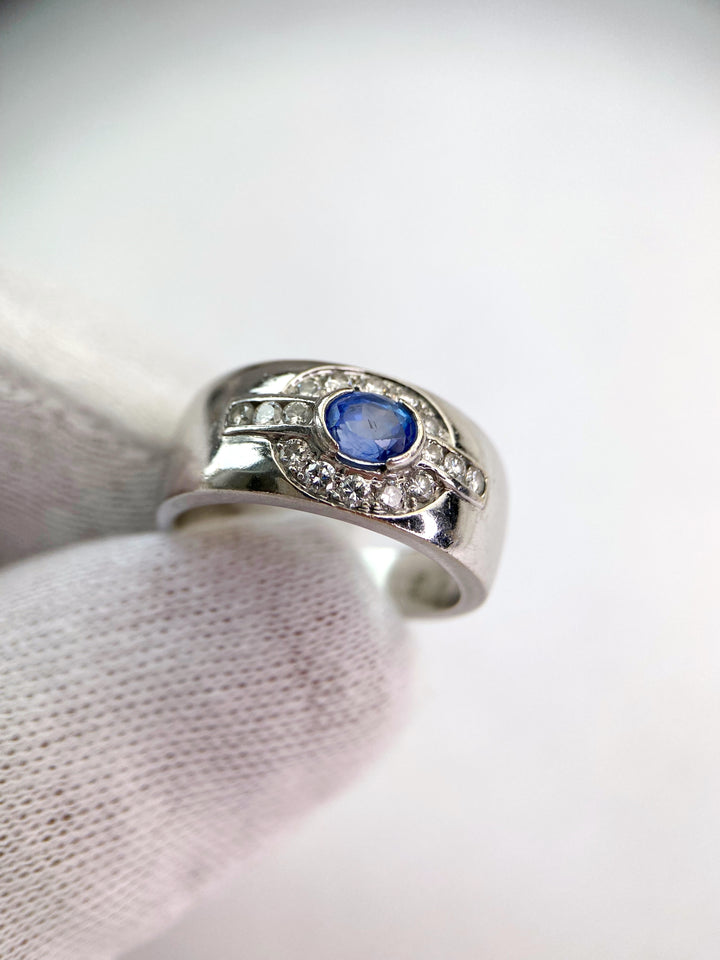 White gold ring with sapphire and diamonds: "Majestic Song"