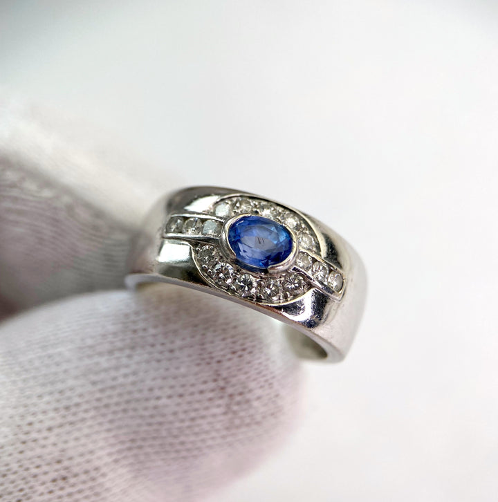White gold ring with sapphire and diamonds: "Majestic Song"