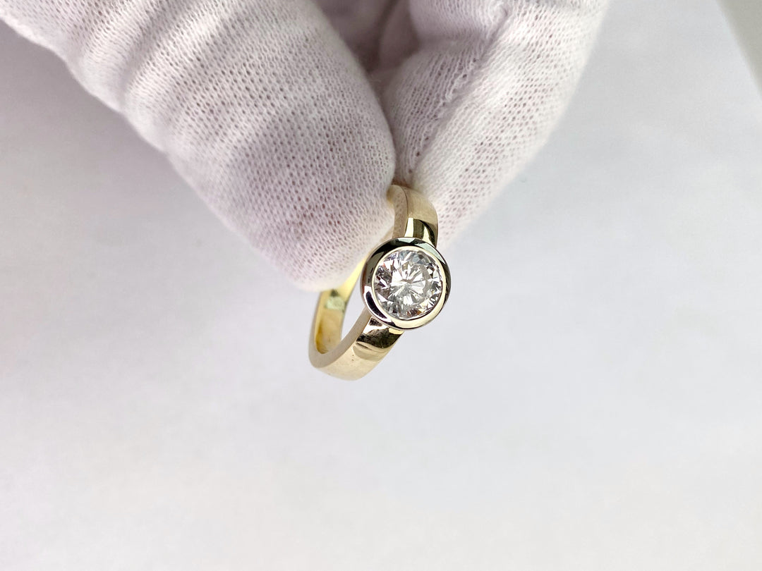 Engagement ring with a 1.3 ct diamond: "Halo"