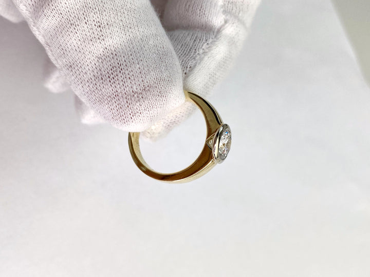 Engagement ring with a 1.3 ct diamond: "Halo"