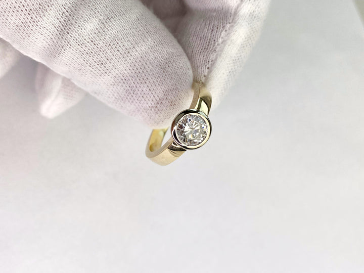 Engagement ring with a 1.3 ct diamond: "Halo"