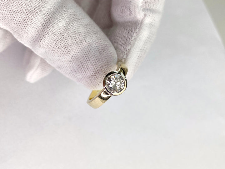 Engagement ring with a 1.3 ct diamond: "Halo"