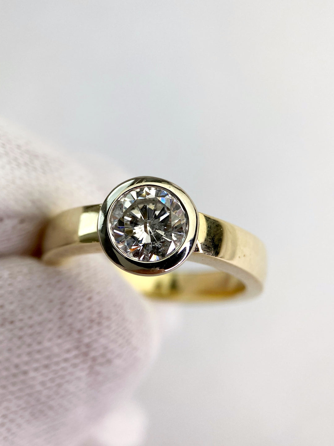 Engagement ring with a 1.3 ct diamond: "Halo"
