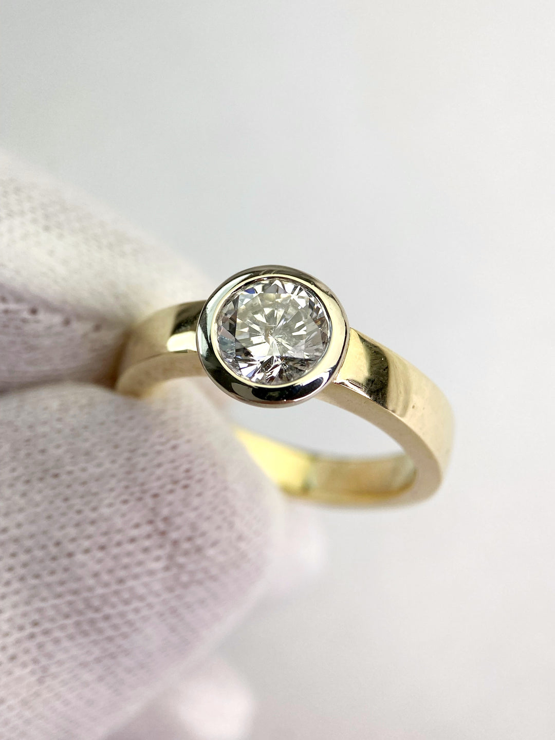 Engagement ring with a 1.3 ct diamond: "Halo"