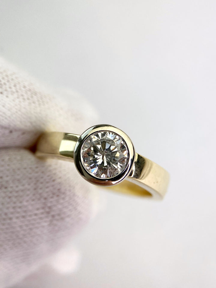 Engagement ring with a 1.3 ct diamond: "Halo"