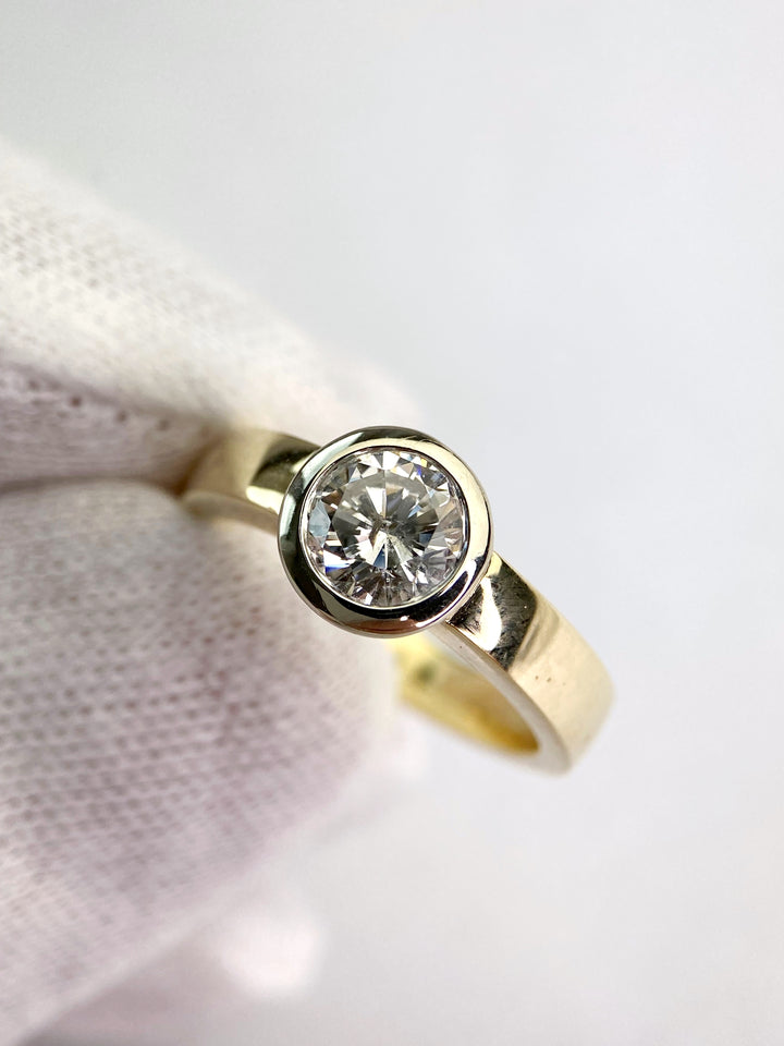 Engagement ring with a 1.3 ct diamond: "Halo"