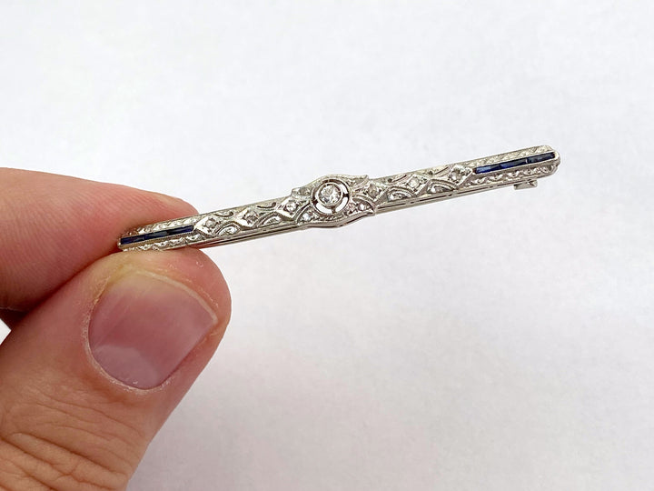 Elegante Weißgoldene Brosche: "Elegantes Understatement"