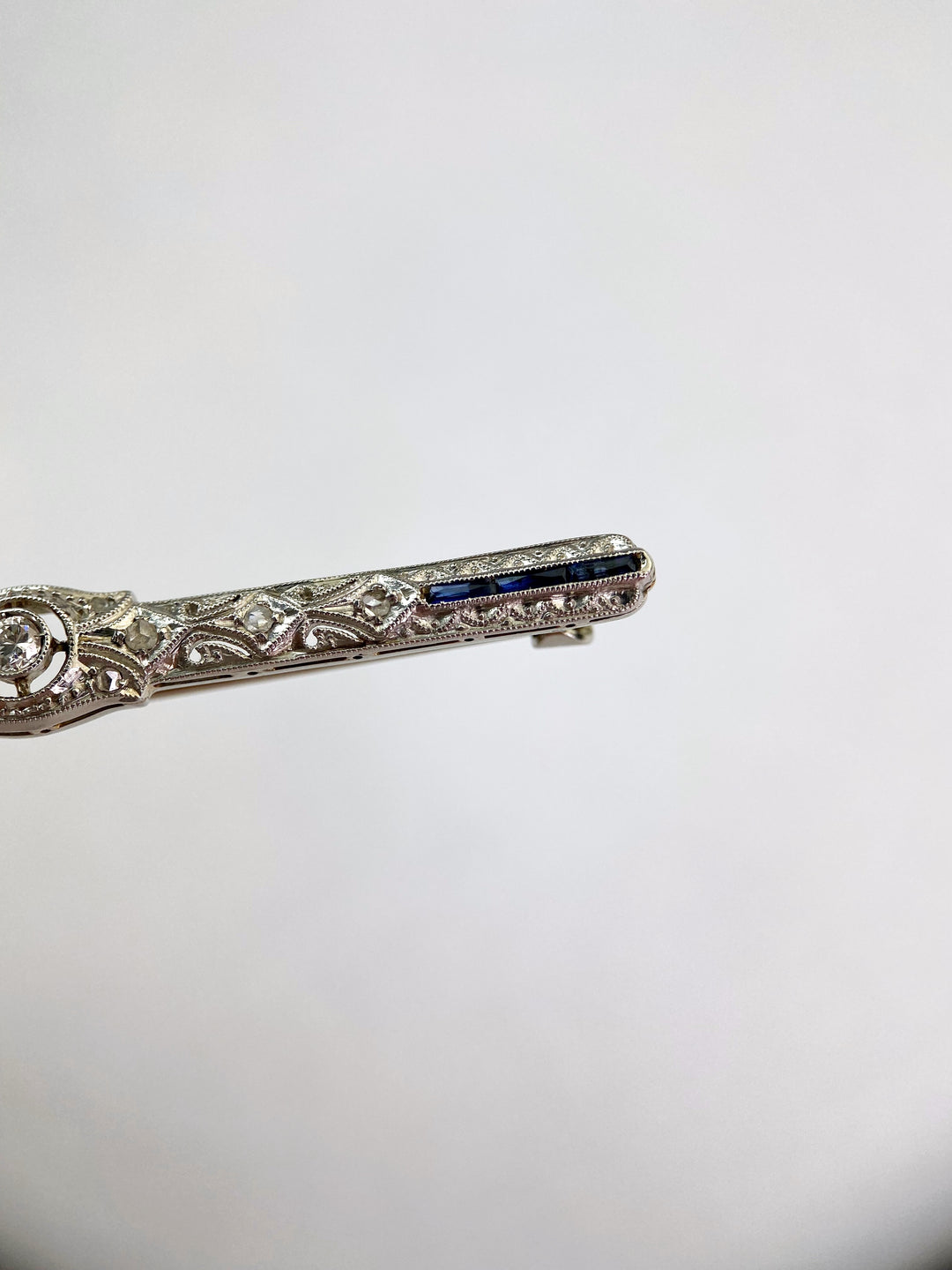 Elegante Weißgoldene Brosche: "Elegantes Understatement"