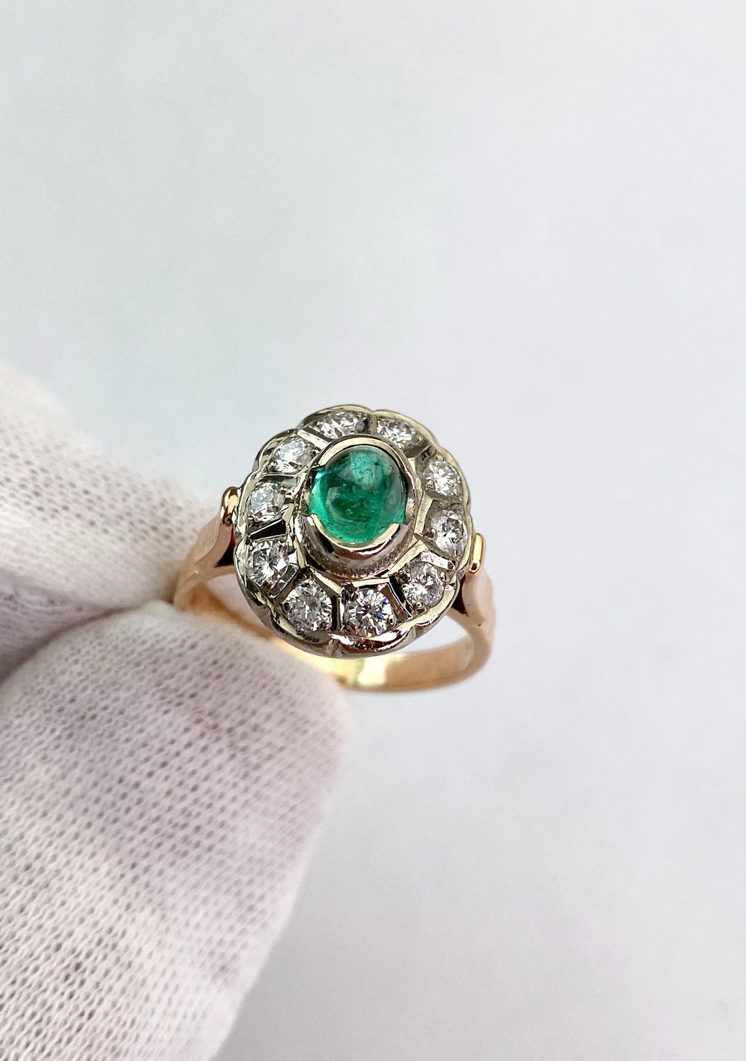 0,9 ct Smaragd & Diamanten Ring: "Grüne Majestät"