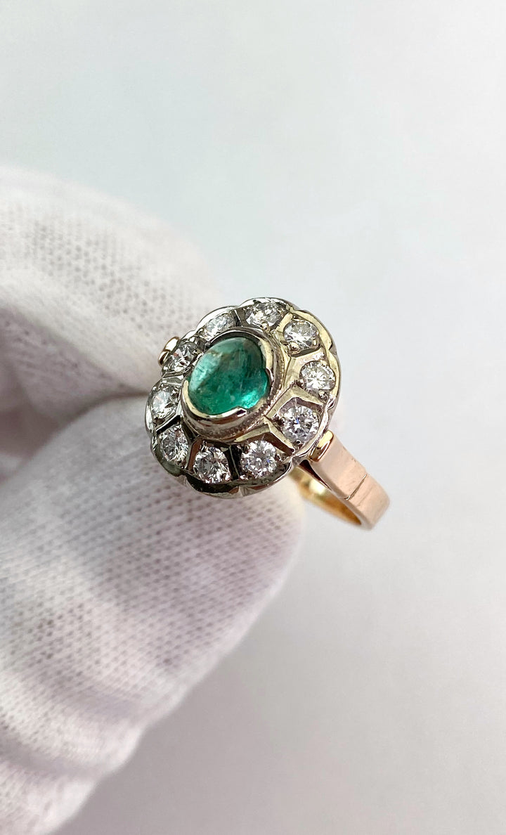 0,9 ct Smaragd & Diamanten Ring: "Grüne Majestät"